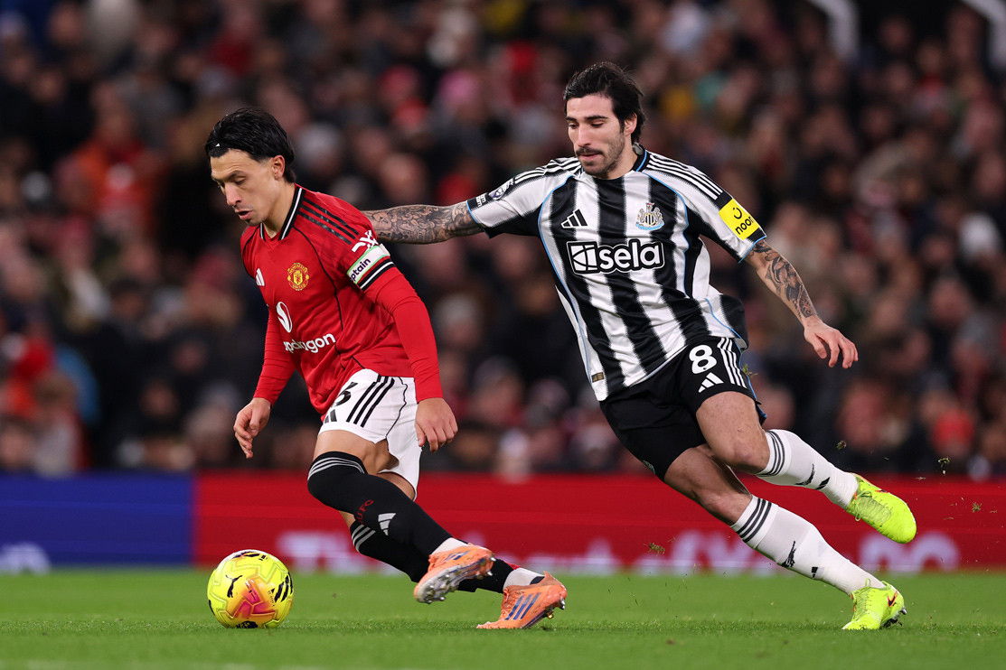 Vắng Bruno Fernandes, Lisandro Martinez đeo băng đội trưởng MU