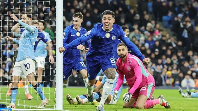 Enzo Fernandez ghi bàn ở phút 90+4 giúp Chelsea hòa 1-1 trên sân Man.City.