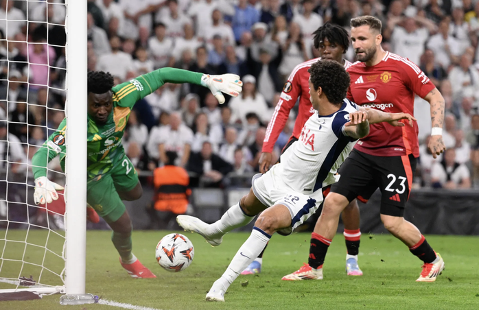 Brennan Johnson ghi bàn ở chung kết Europa League với Man United